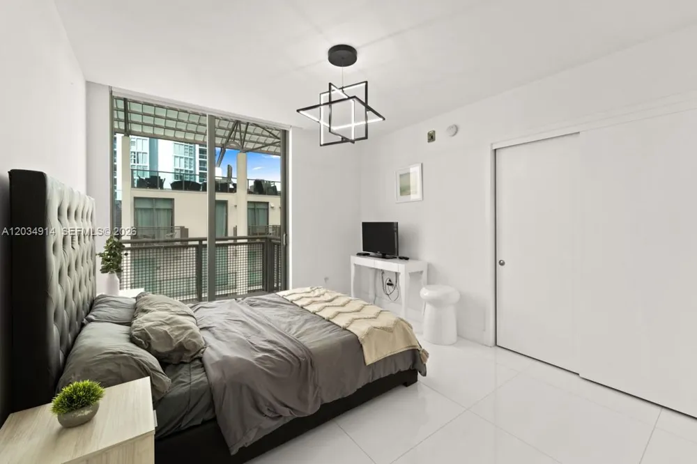 6000 Collins Ave #517 Miami Beach, FL 33140