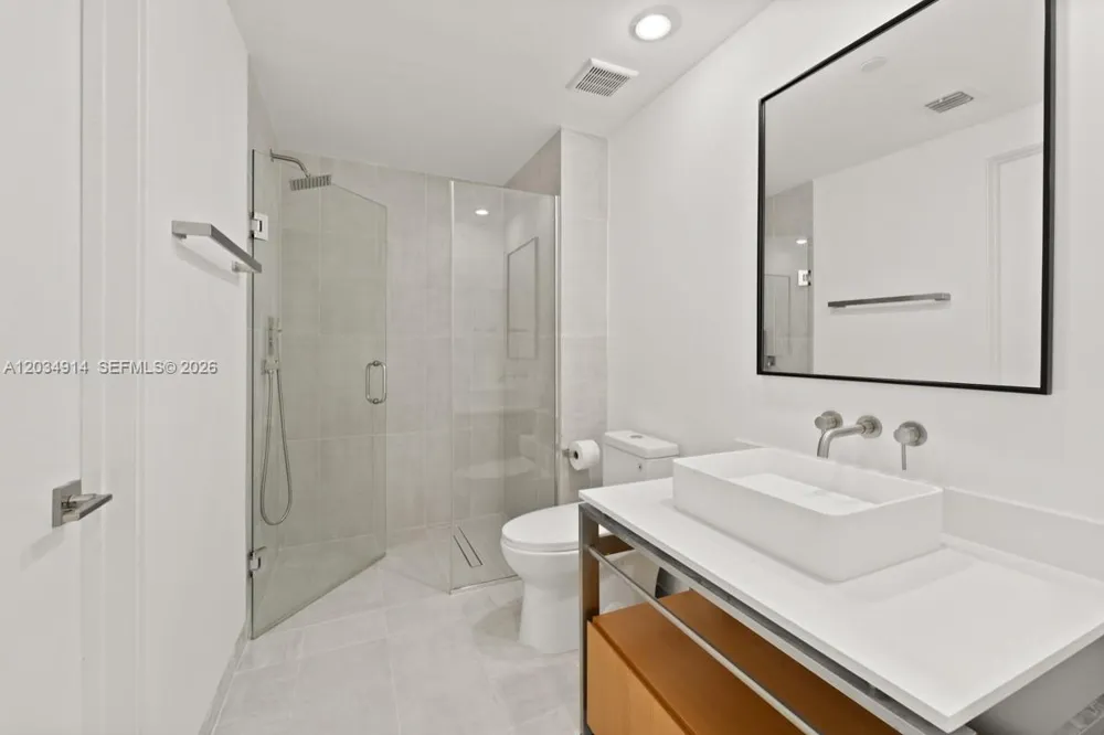 6000 Collins Ave #517 Miami Beach, FL 33140