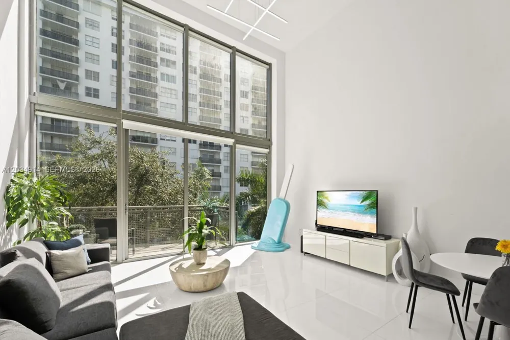 6000 Collins Ave #517 Miami Beach, FL 33140