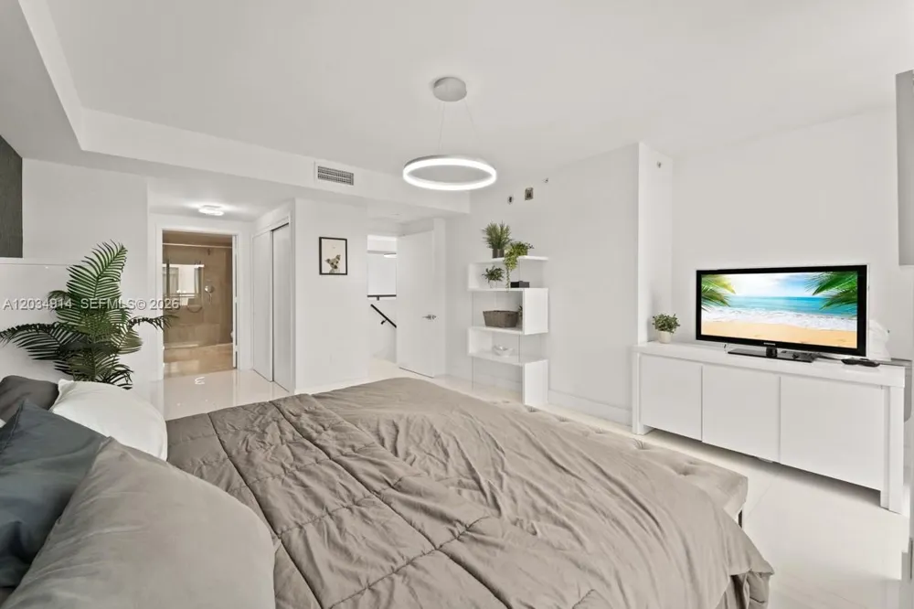 6000 Collins Ave #517 Miami Beach, FL 33140