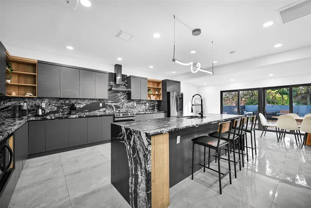112 NW 53rd St #112 Miami, FL 33127