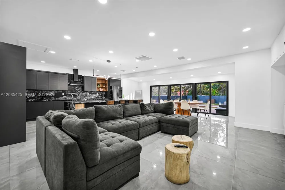 112 NW 53rd St #112 Miami, FL 33127