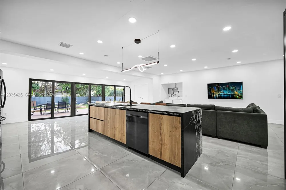 112 NW 53rd St #112 Miami, FL 33127
