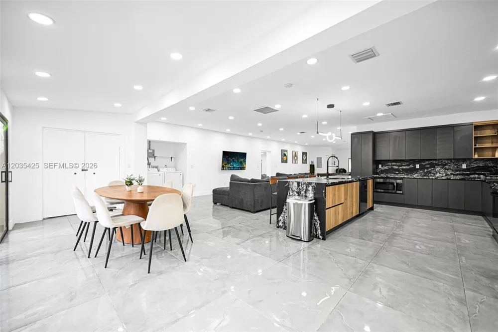 112 NW 53rd St #112 Miami, FL 33127