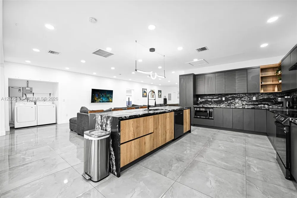 112 NW 53rd St #112 Miami, FL 33127