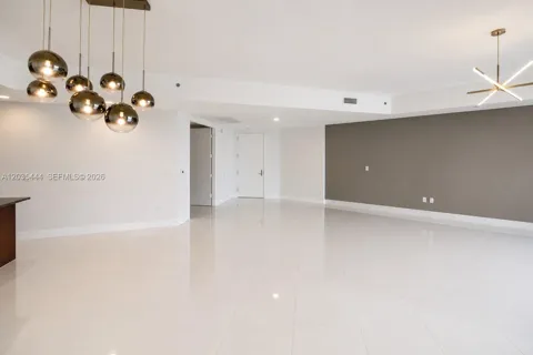 15901 Collins Ave #403