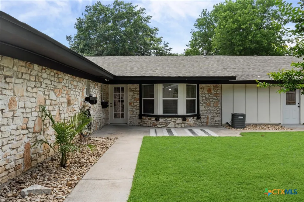 702 E Sandy Lane Little River Academy, TX 76554