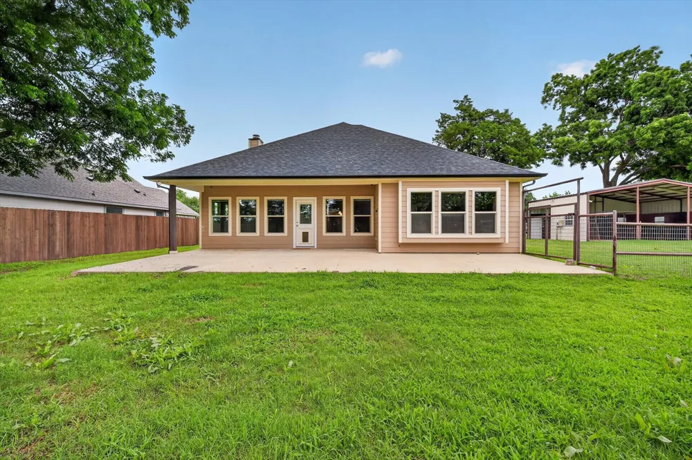 1004 E Main Street Tioga, TX 76271