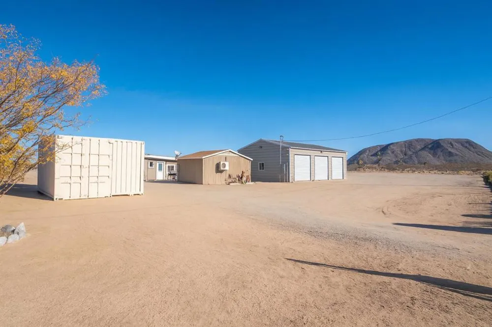 2467 Sand Drive Landers, CA 92285