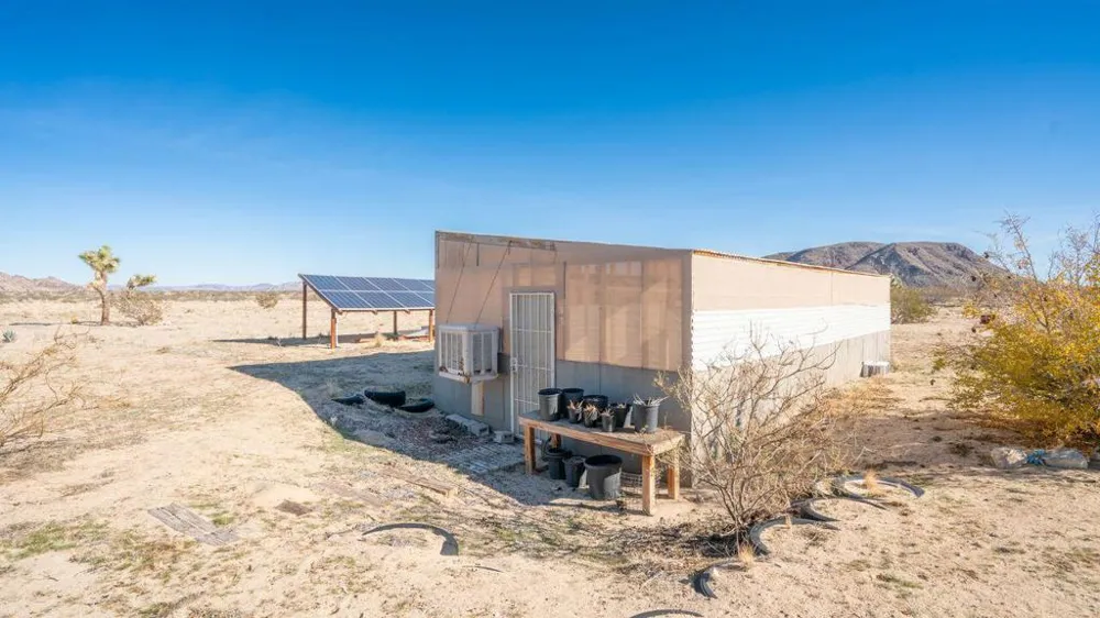 2467 Sand Drive Landers, CA 92285