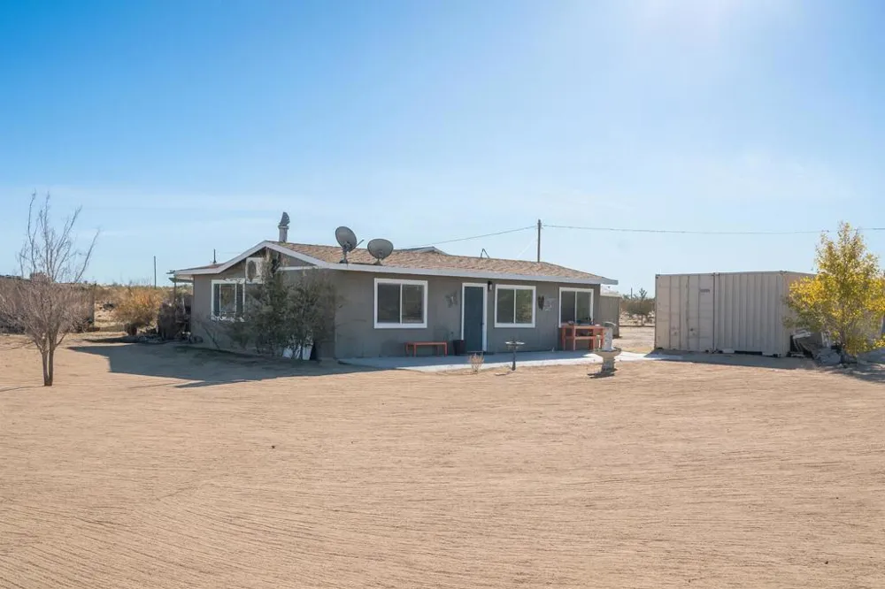 2467 Sand Drive Landers, CA 92285