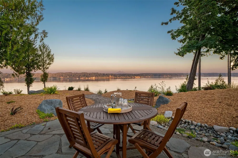 211 E Vineyard Crest Road Grapeview, WA 98546