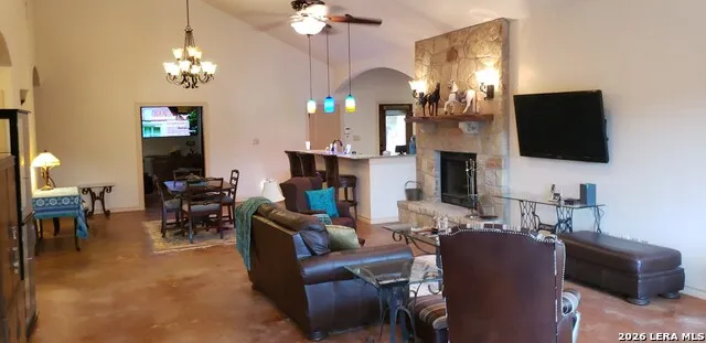 573 Hondo Oaks Dr Tarpley, TX 78883