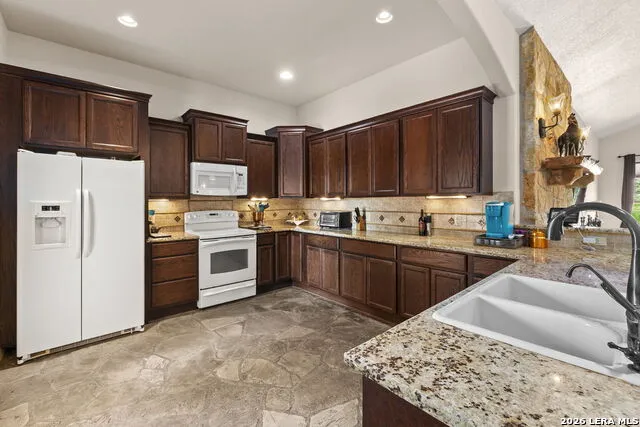 573 Hondo Oaks Dr Tarpley, TX 78883