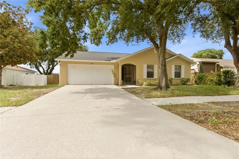 929 SANDYWOOD DRIVE Brandon, FL 33510