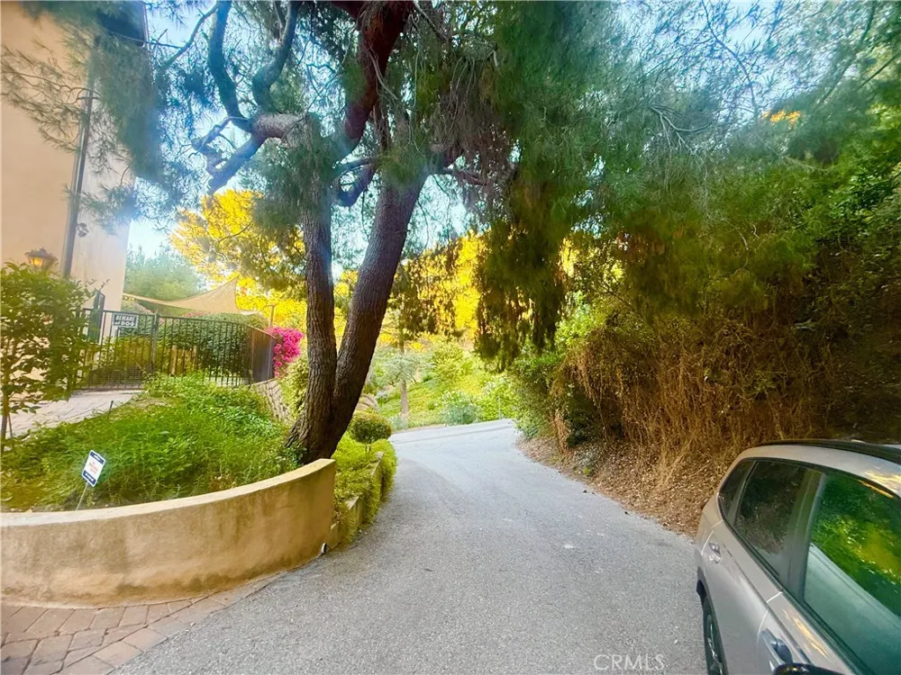 4551 Lindley Avenue Tarzana, CA 91356