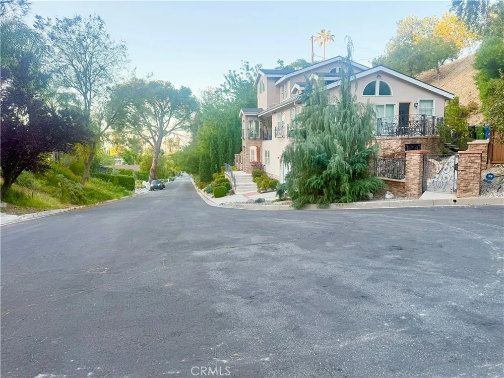 4551 Lindley Avenue Tarzana, CA 91356