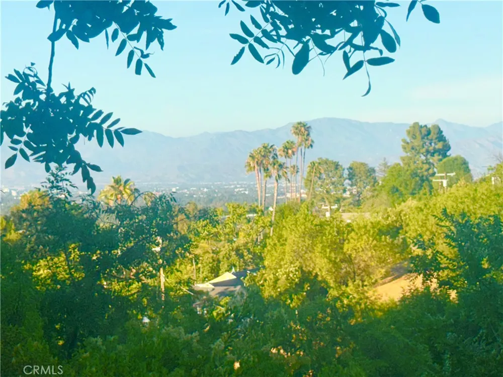 4551 Lindley Avenue Tarzana, CA 91356