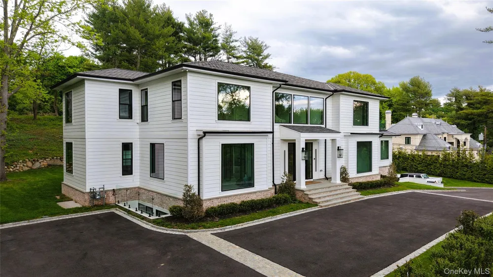 28 Rolling Hill Road Old Westbury, NY 11568