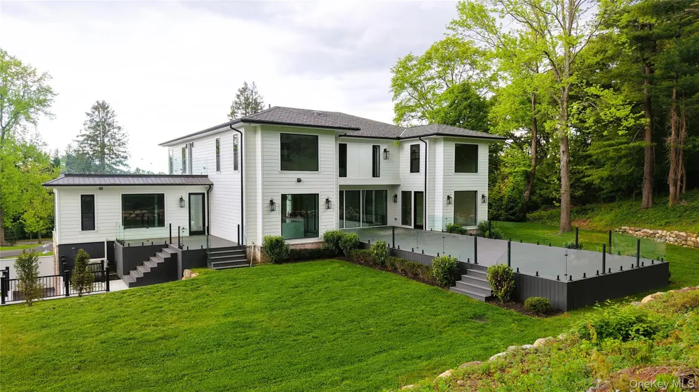 28 Rolling Hill Road Old Westbury, NY 11568