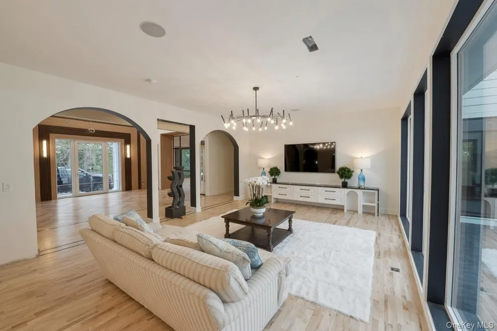 28 Rolling Hill Road Old Westbury, NY 11568