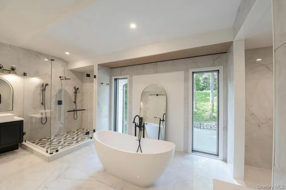 28 Rolling Hill Road Old Westbury, NY 11568