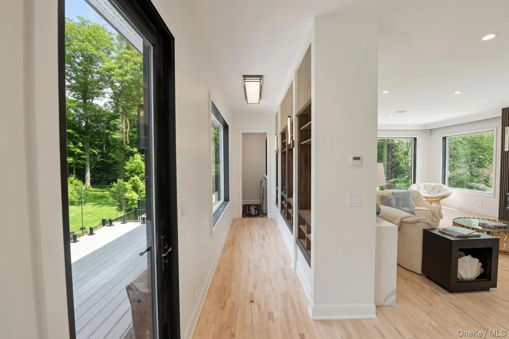 28 Rolling Hill Road Old Westbury, NY 11568