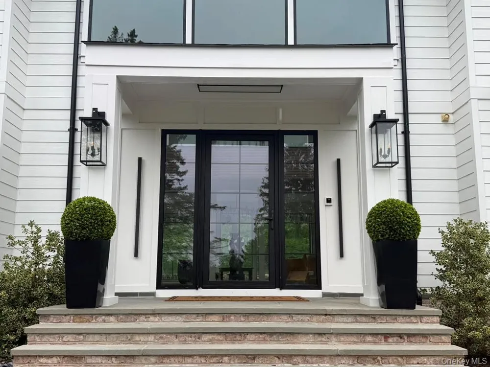 28 Rolling Hill Road Old Westbury, NY 11568