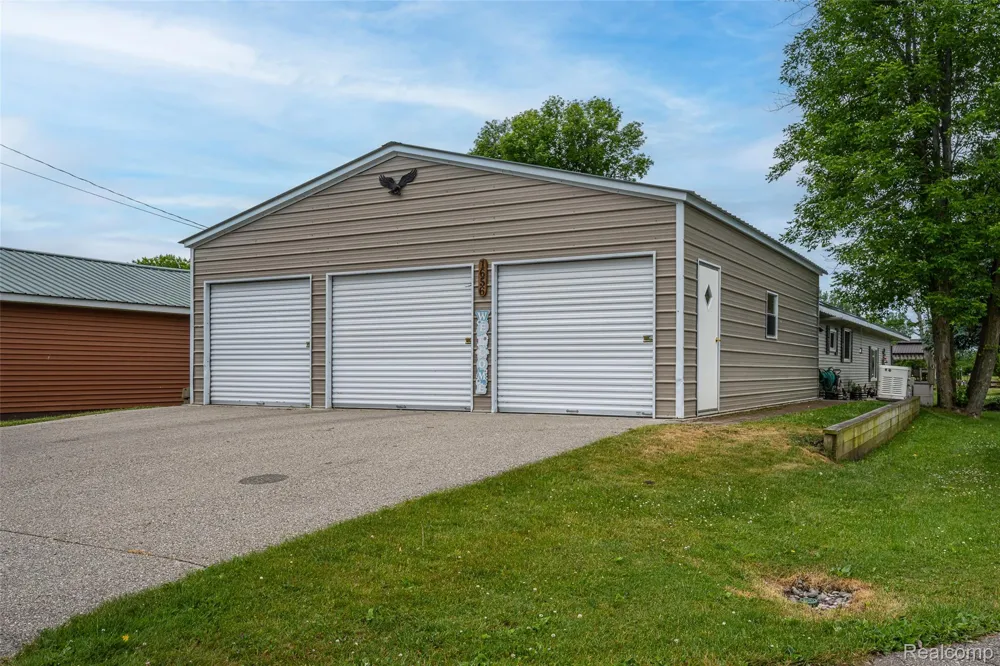1656 S Riverside Drive Au Gres City, MI 48703