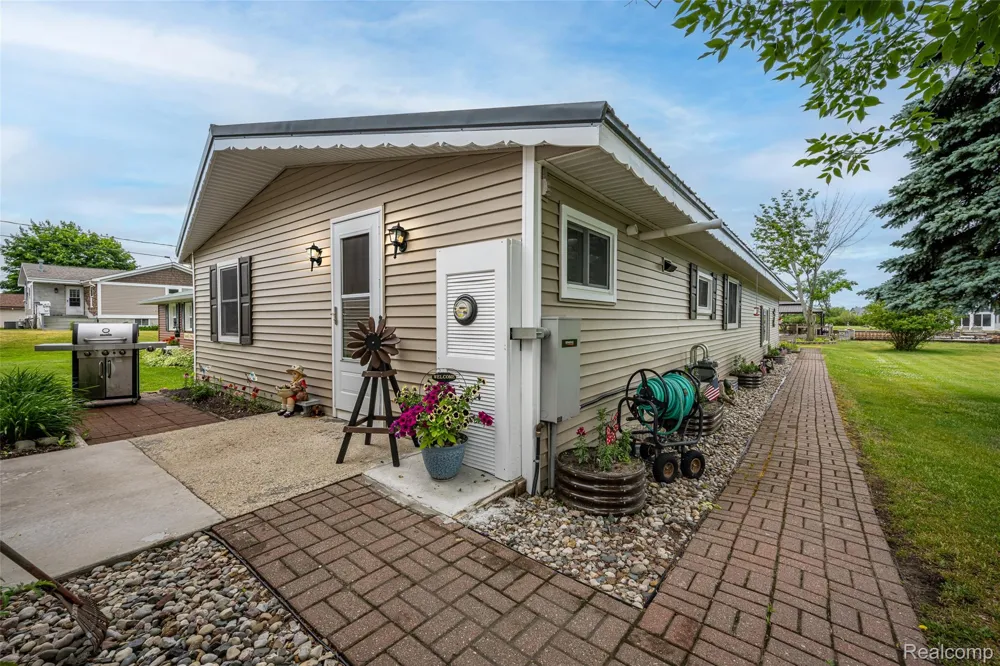 1656 S Riverside Drive Au Gres City, MI 48703