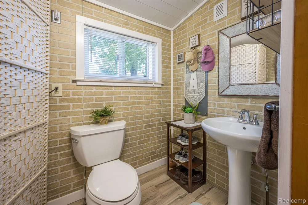 1656 S Riverside Drive Au Gres City, MI 48703