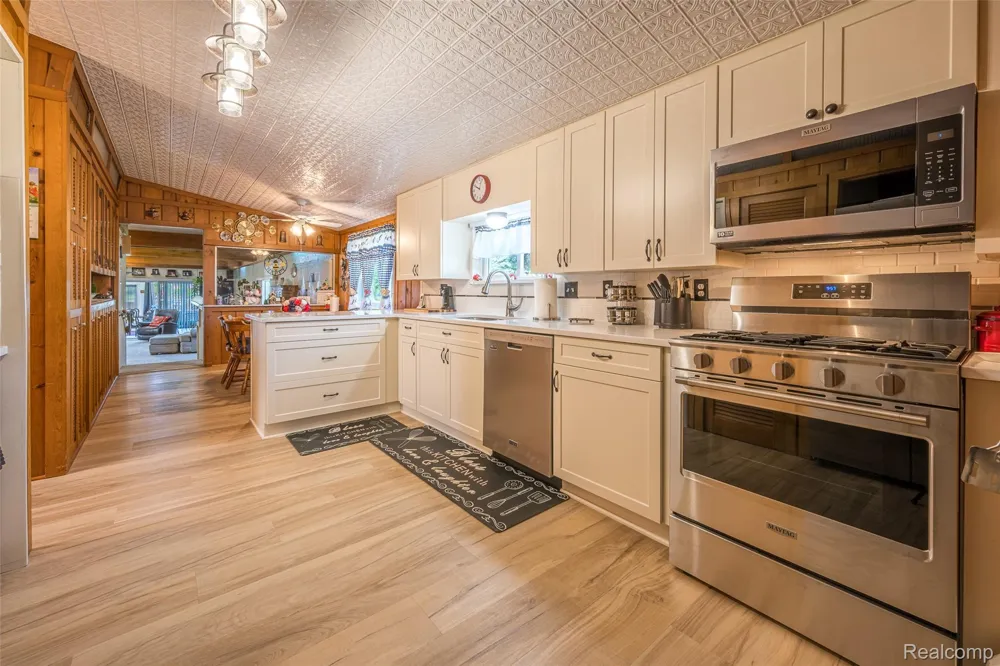 1656 S Riverside Drive Au Gres City, MI 48703