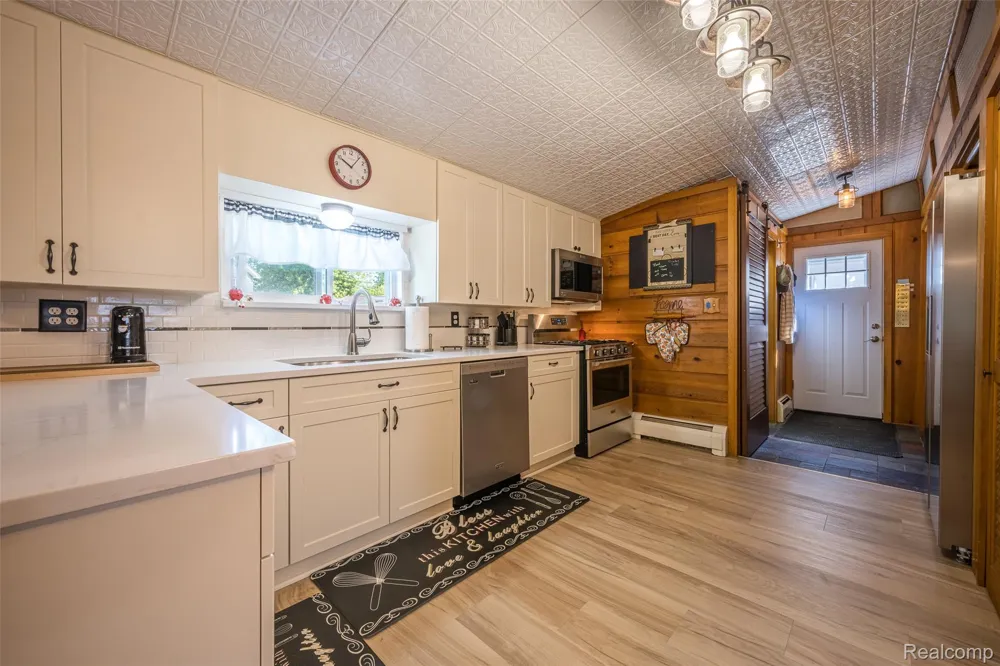 1656 S Riverside Drive Au Gres City, MI 48703