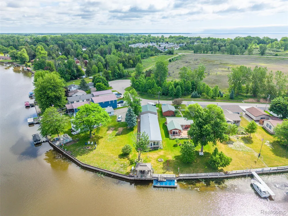 1656 S Riverside Drive Au Gres City, MI 48703