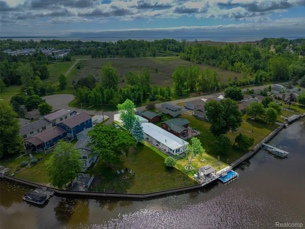 1656 S Riverside Drive Au Gres City, MI 48703