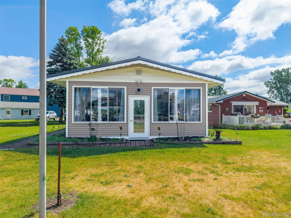 1656 S Riverside Drive Au Gres City, MI 48703