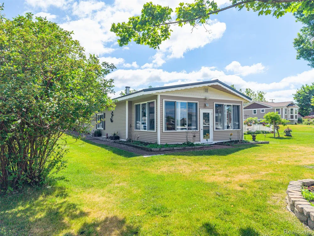 1656 S Riverside Drive Au Gres City, MI 48703