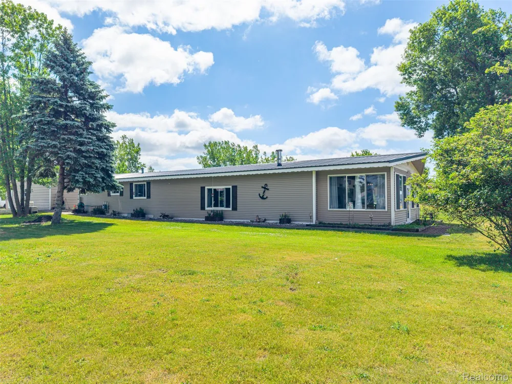 1656 S Riverside Drive Au Gres City, MI 48703