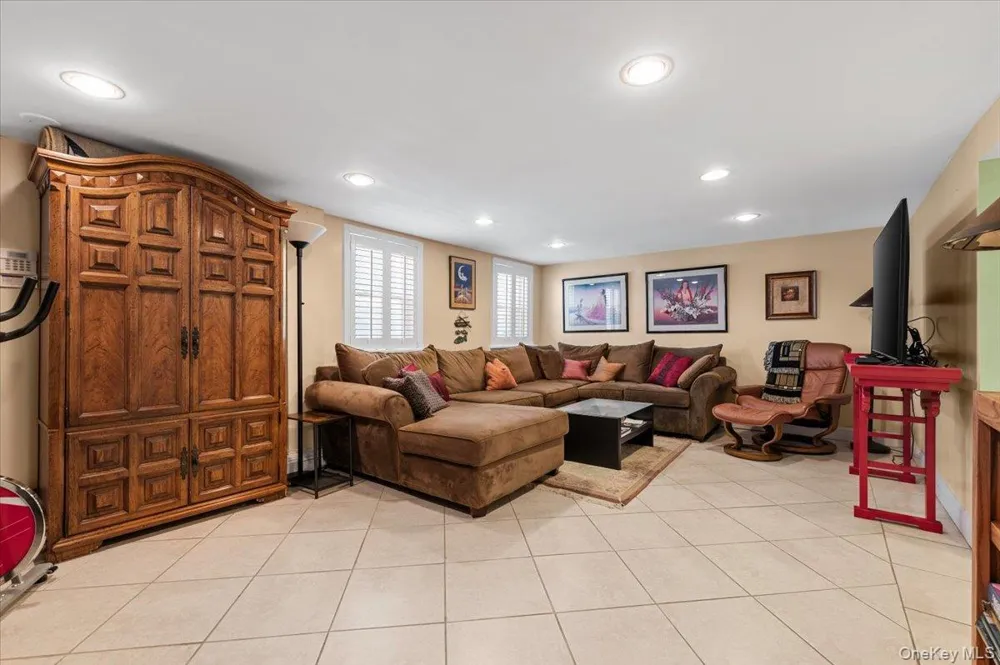323 E Walnut Street Long Beach, NY 11561