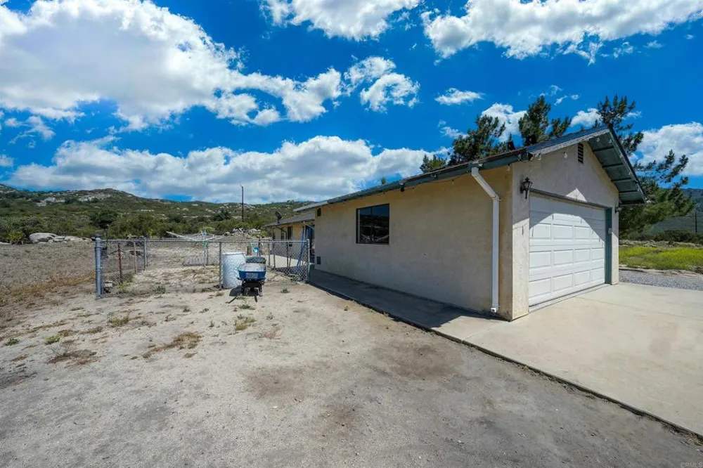 27820 Golden Eagle Road Ramona, CA 92065