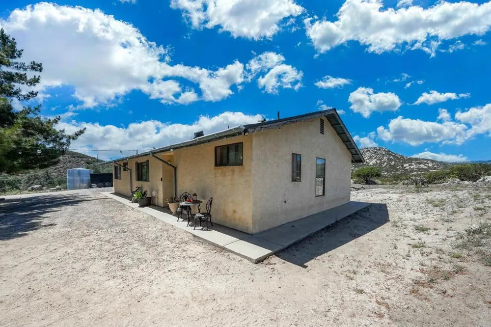 27820 Golden Eagle Road Ramona, CA 92065