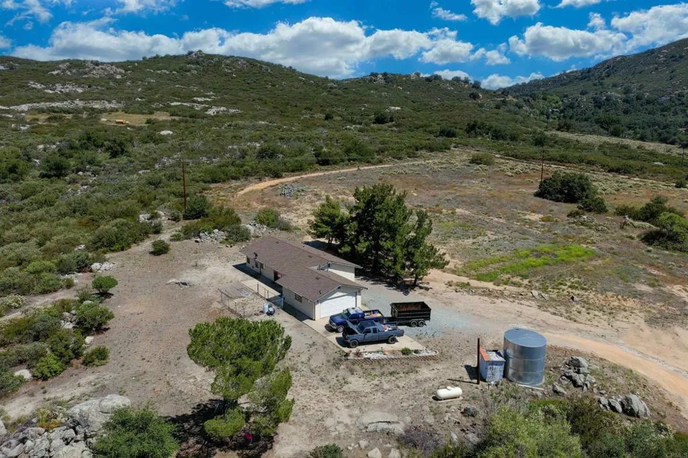 27820 Golden Eagle Road Ramona, CA 92065
