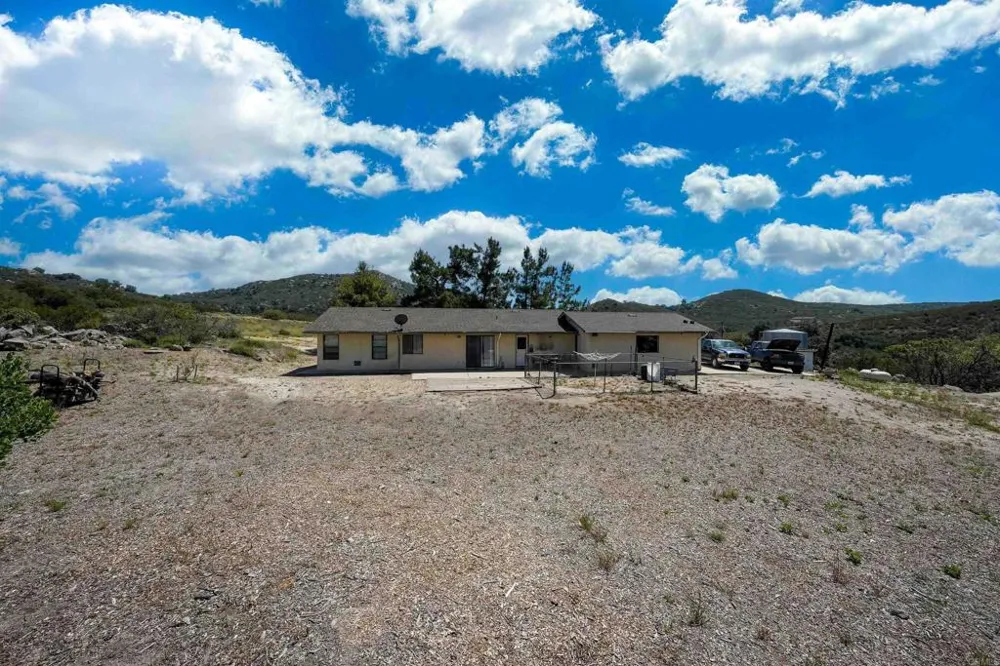 27820 Golden Eagle Road Ramona, CA 92065