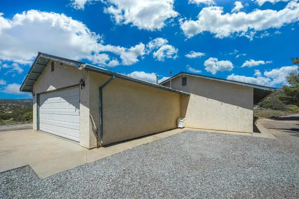 27820 Golden Eagle Road Ramona, CA 92065