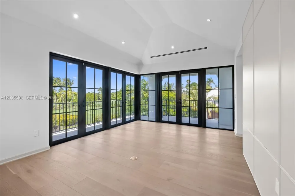 5262 La Gorce Dr Miami Beach, FL 33140