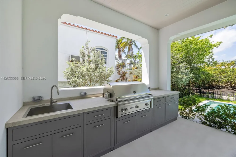 5262 La Gorce Dr Miami Beach, FL 33140