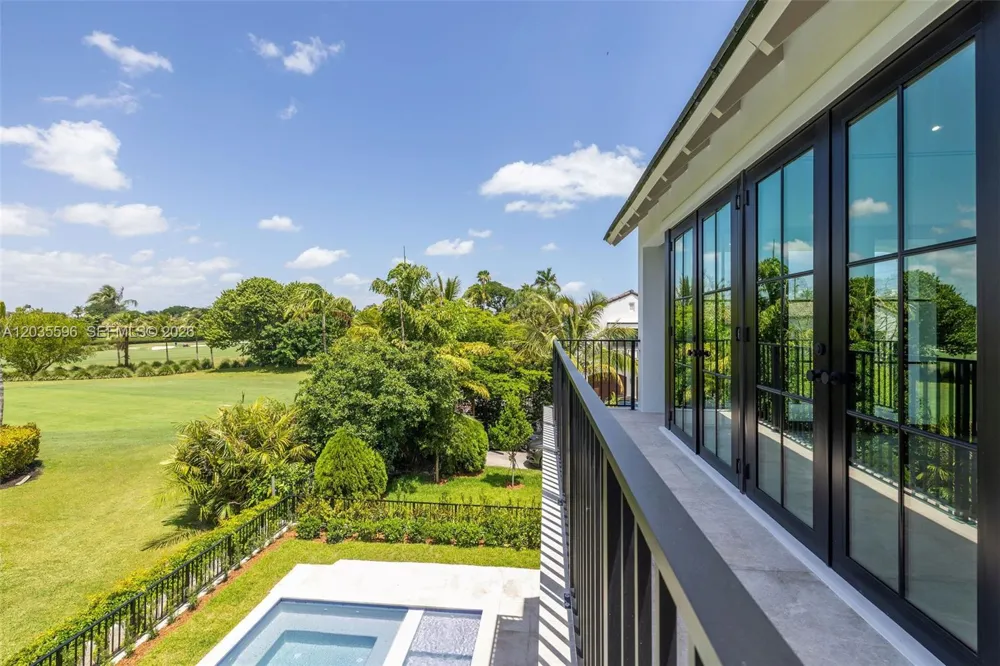 5262 La Gorce Dr Miami Beach, FL 33140