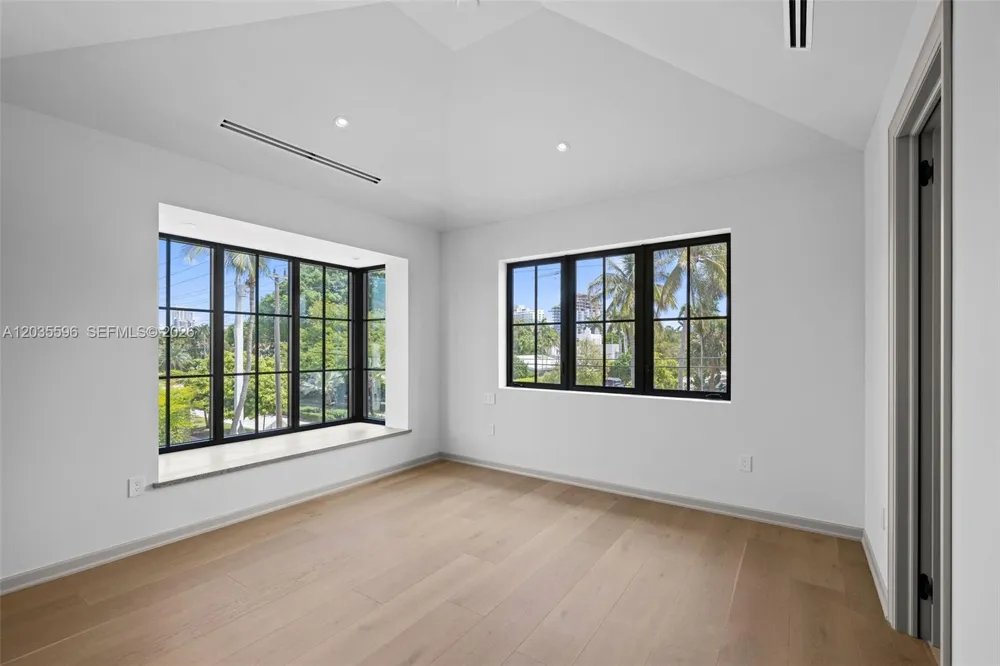 5262 La Gorce Dr Miami Beach, FL 33140