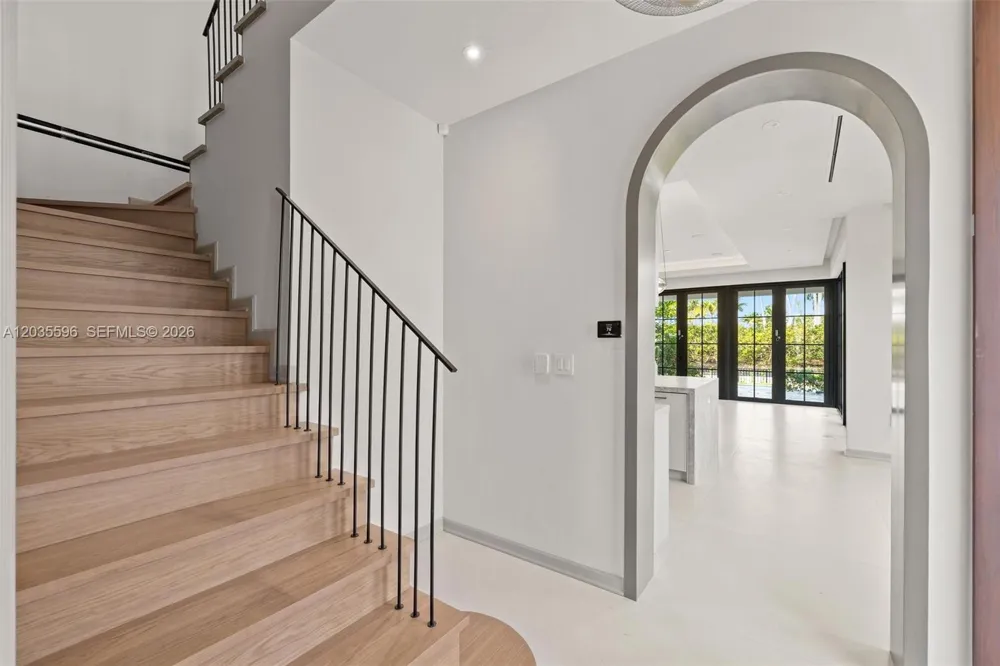 5262 La Gorce Dr Miami Beach, FL 33140