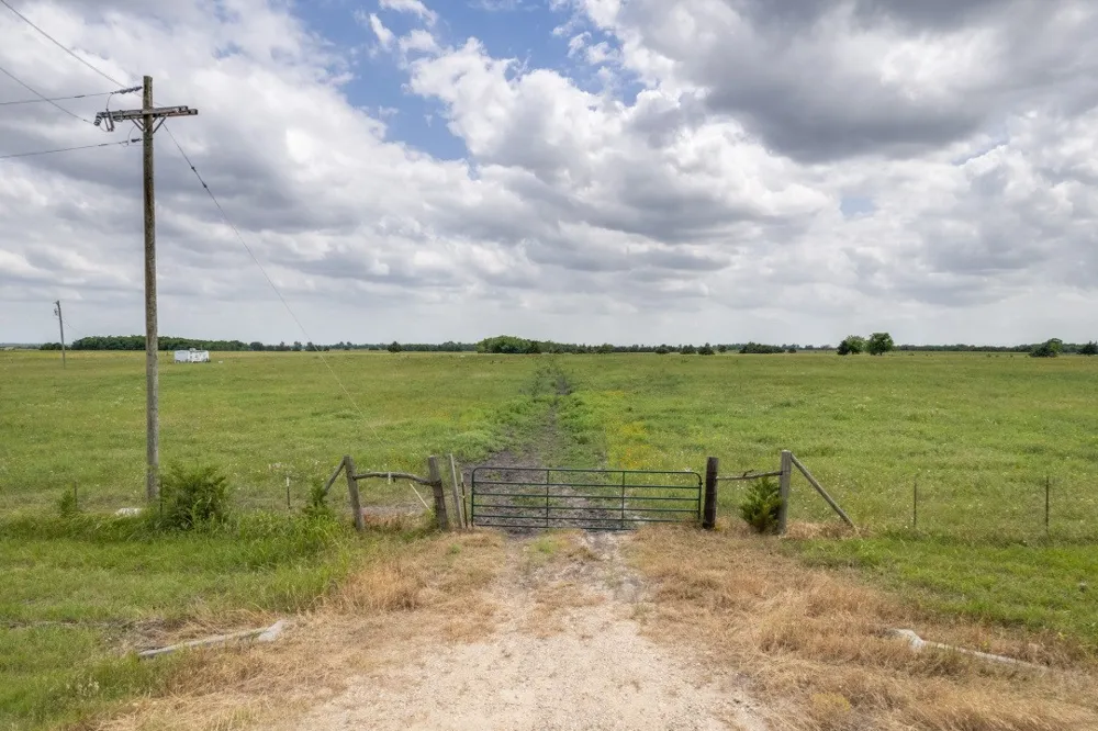 325 Fm 1566 W Wolfe City, TX 75496